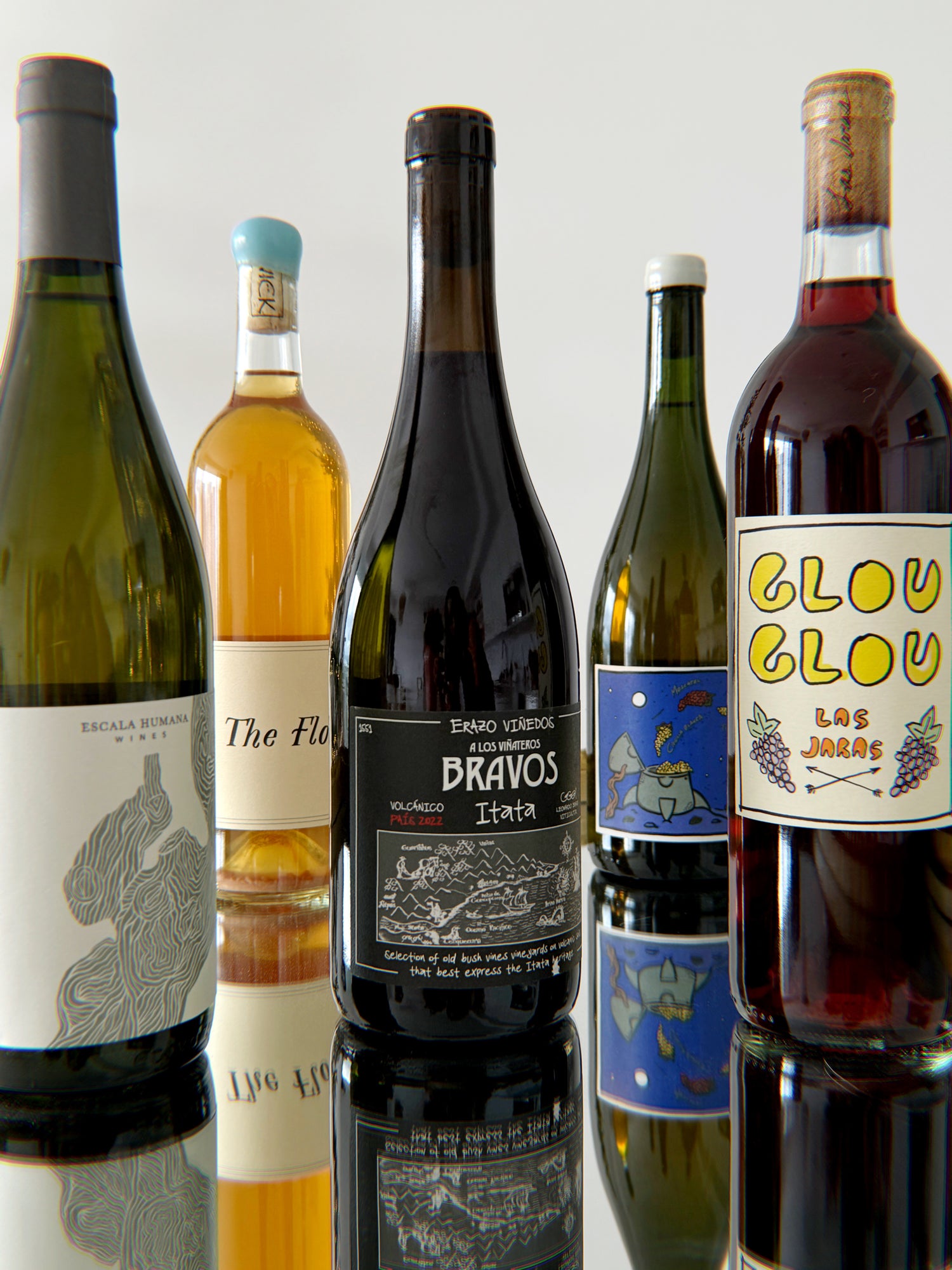 cinco botellas de vino natural