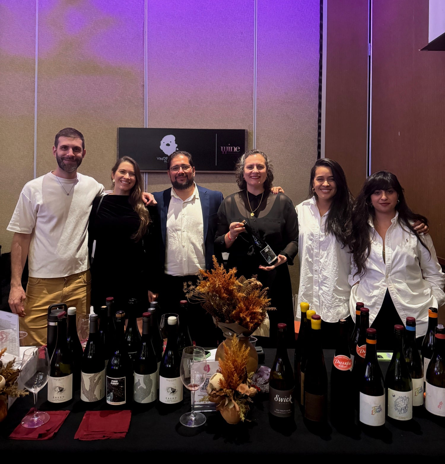Equipo de vinos turbios posando para la foto: Luciano, Johana, Luis, Ana Carlota, Adriana y Verónica